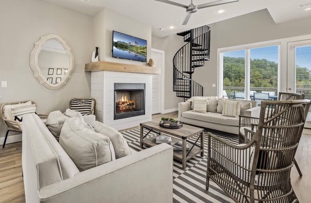 The Dogwood · Luxury Hot Tub· Lake Front Access ·