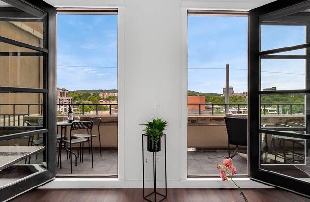 The East View - Overlooks Downtown - Steps to Dickson