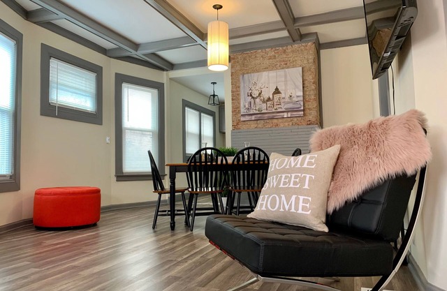 The Eastside Manor - Private Yard & Parking, Near Falls & Casino by Niagara Hospitality