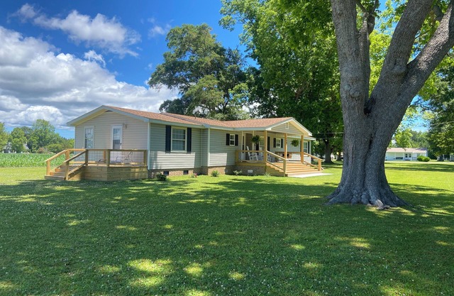 The Farmhouse. Quiet, modern. Family Friendly. Short drive to the beach!