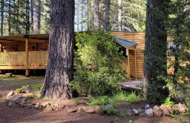 The "Farmhouse" with Hot Tub at Bigfoot Lodging Lassen
