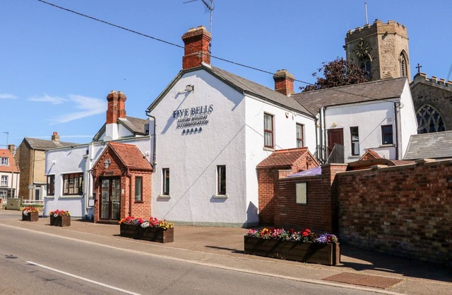 THE FIVE BELLS INN, character holiday cottage, with hot tub in Upwell