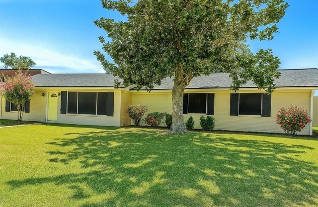 The Fun House! with Master Suite and open common areas 4BR/2BA