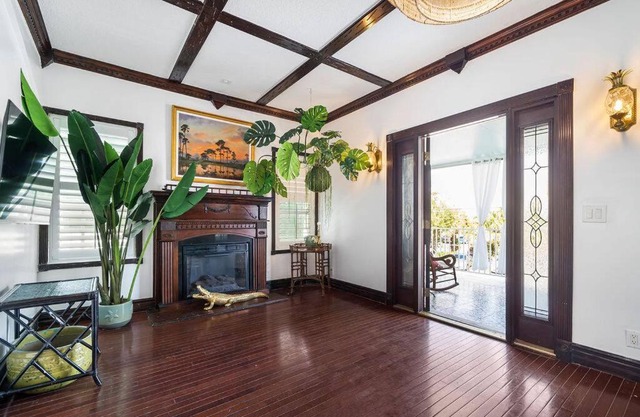 The Golden Alligator 1 - 3 beds 2 baths in West Palm Beach close to everything