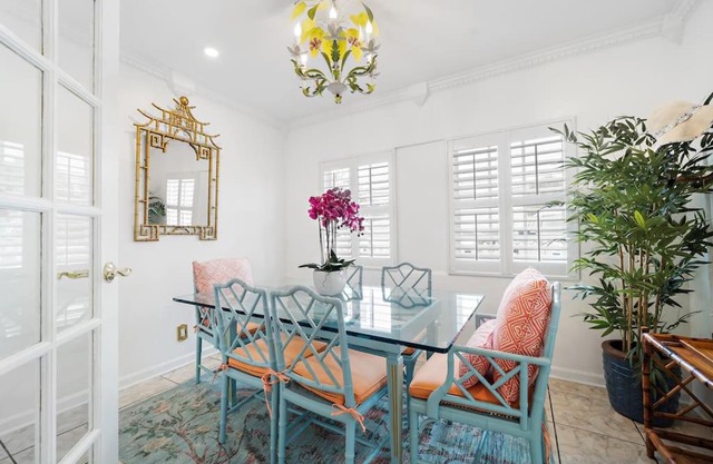 The Golden Alligator 2 - 3 beds 1 bath Palm Beach Regency style, near everything