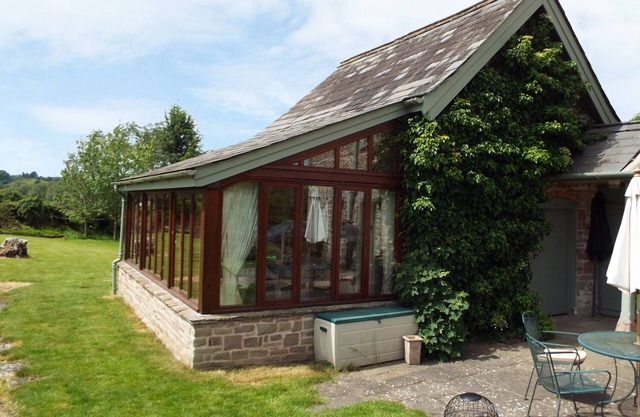 THE GRANARY, pet friendly, character holiday cottage in Walford