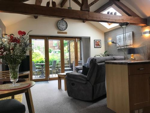 The Granary with hot tub - 2 miles from Skipton