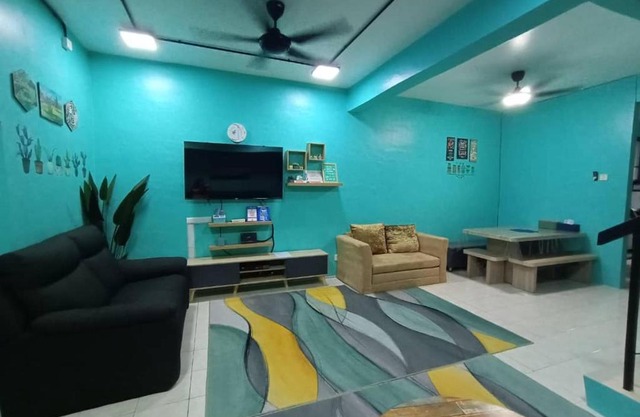 The Handz House II with WIFI - For family or same gender only