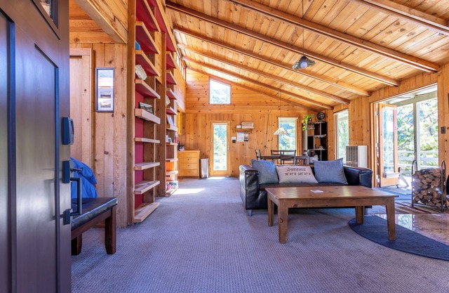 The Haven in Jenner ~ Private, Pet Friendly Sonoma Coast Cabin w/Hot-Tub & Yard