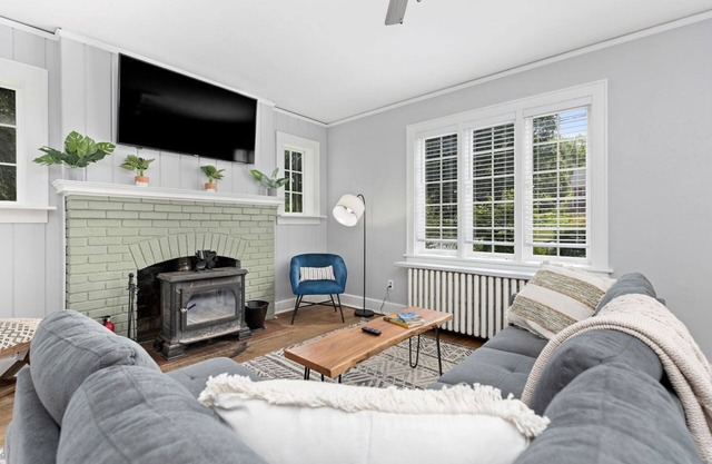 The Hawksbill Haus (w/hot tub)