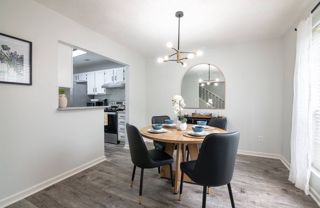 The Hearth & Thistle - King Bed/TownHome with Deck