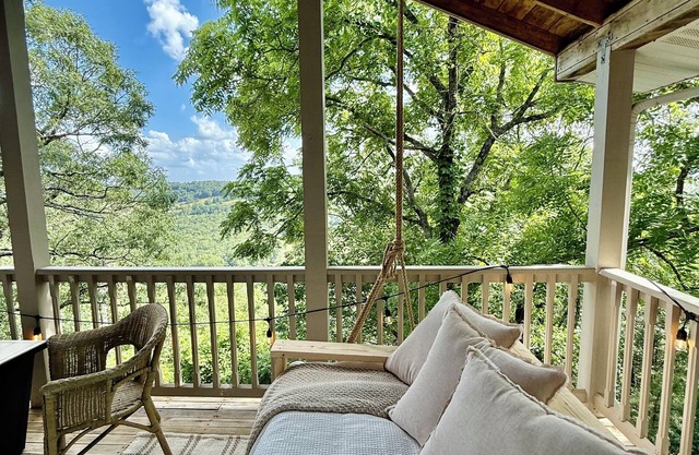 The Hideaway House at The Bluebird - 3 bed/4 bath, pet friendly, hot tub!