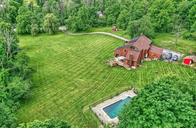 The Hilltop Fenced 8-Acre Dog-Friendly Retreat