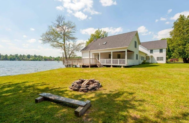 The Homestead Main House: Lakefront Fun—Sleeps 22!