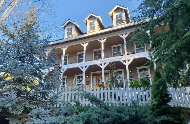 The Hopetoun House: A Colonial-style Country Retreat in Foresthill, CA