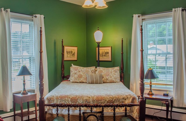 The Ilex Room - Charming Private Room w/Ensuite Bath in Historic Downtown Home