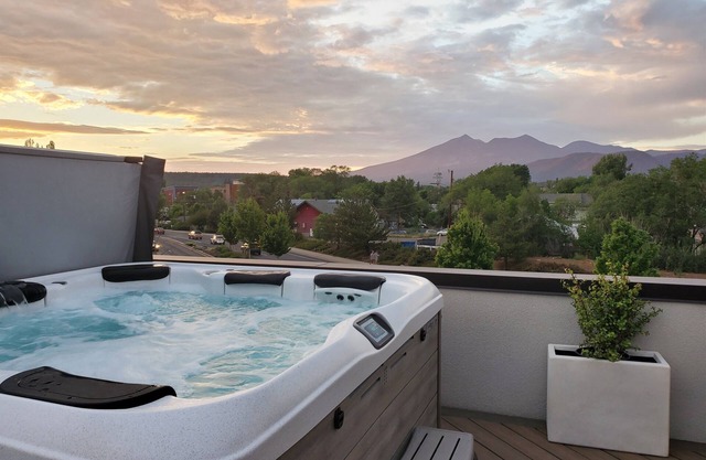 "The Juniper Roost"-Gathering Tree's 6 Boutique Suites w/banquet hall, hot tub.