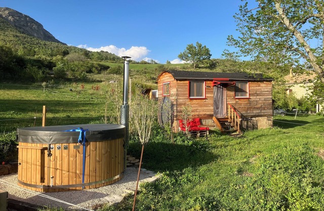 The La Croix roulott on the heights of Sisteron