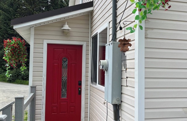 The Lazy Crow Inn, Beautiful Coastal Seldovia with wi-Fi, kitchen, deck etc.