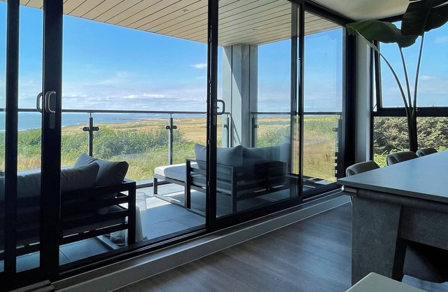 THE LINKS 40. AN APARTMENT WITH SPECTACULAR SEA VIEWS. in Porthcawl