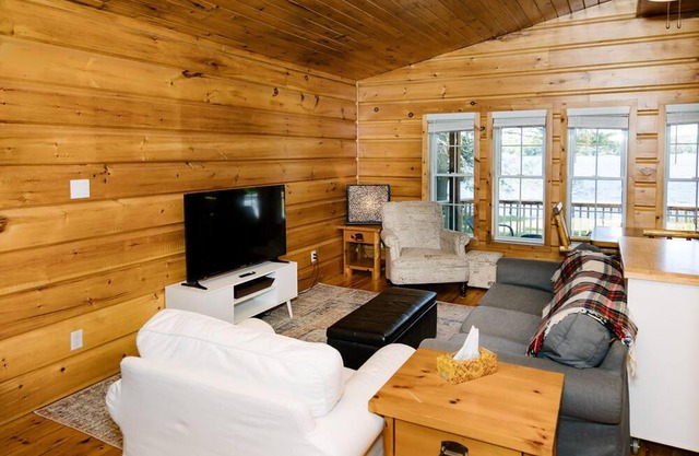 The Little Fox Cottage - On the water, 3 min to town