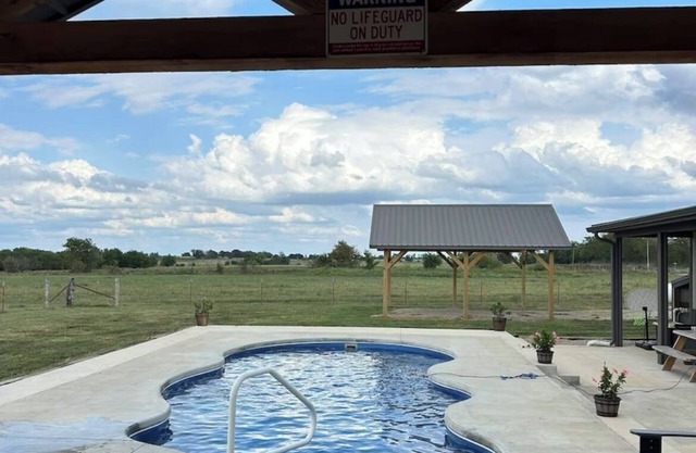 The Lodge at 11 Rock Ranchn7 bedroom heat and air, wifi and pool!