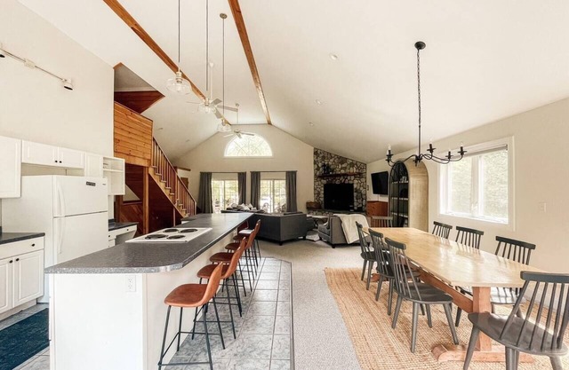 The Lodge at Moose Pond & Pleasant Mtn Sleeps 20