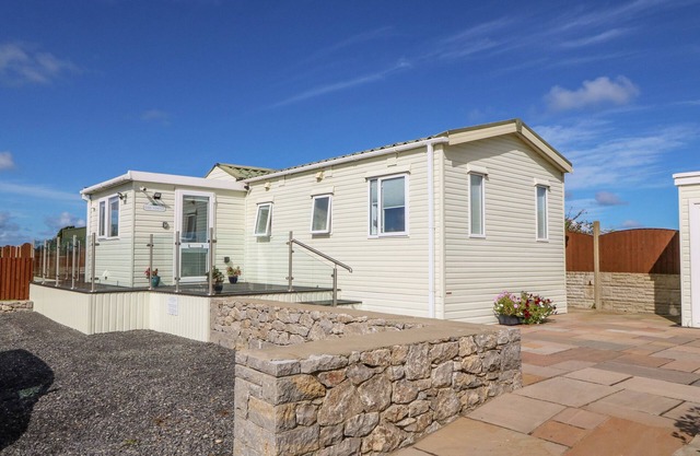 THE LODGE, pet friendly, with a garden in Rhosybol