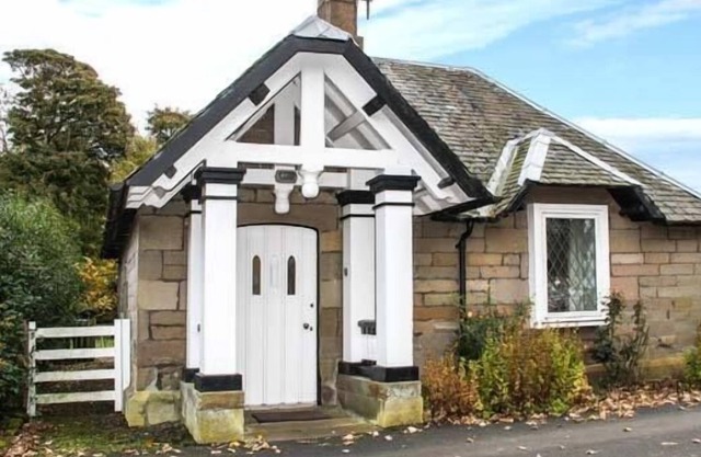 THE LODGE, pet friendly, with open fire in Berwick-Upon-Tweed
