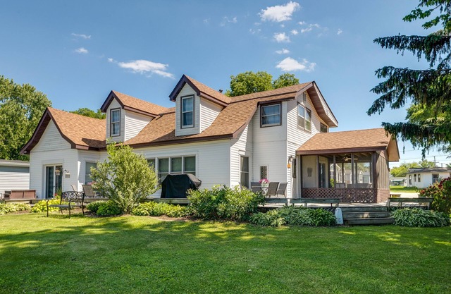The Lodge, Sweet Waterfront Cottage, Separate Unit