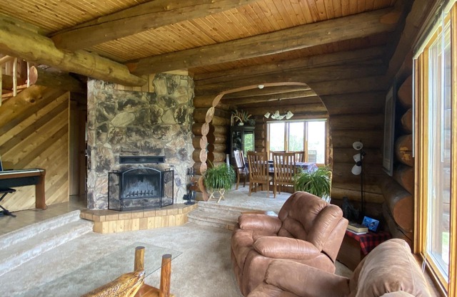 The Lodge-Unique log home on the banks of the river