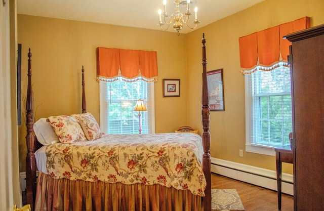 The Magnolia Room - Private Room w/Ensuite Bath in Historic Downtown Home