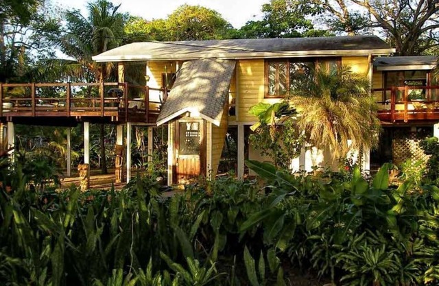 The Mango House 2+2 Tree House A/C 2 Large Decks STEPS 2 The BEACH