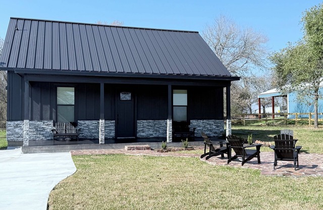 The MarCupial, Modern 2BR near Round Top, Lake Somerville & Aggie Game Day!