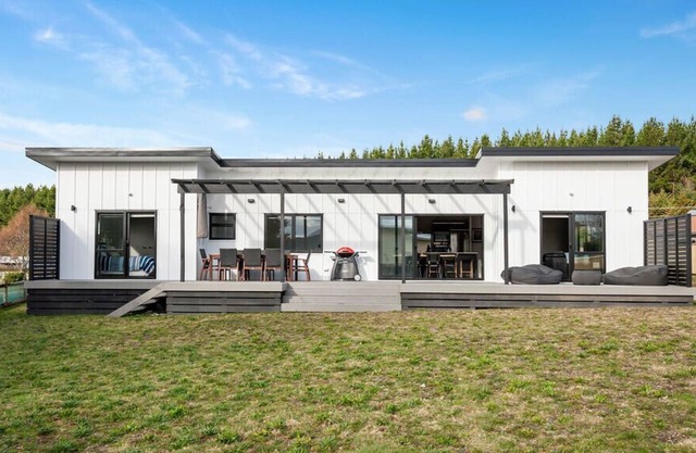 The Marvel of Motuoapa - Modern Holiday Home