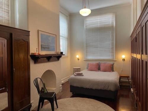 The Merredin Treasury, Art Deco heritage 2 bedroom suite in Merredin CBD