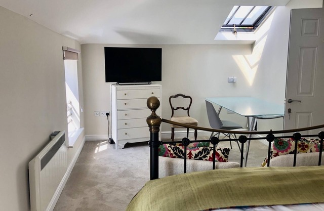 The Mews - 1BR Studio in Jericho Near City Centre