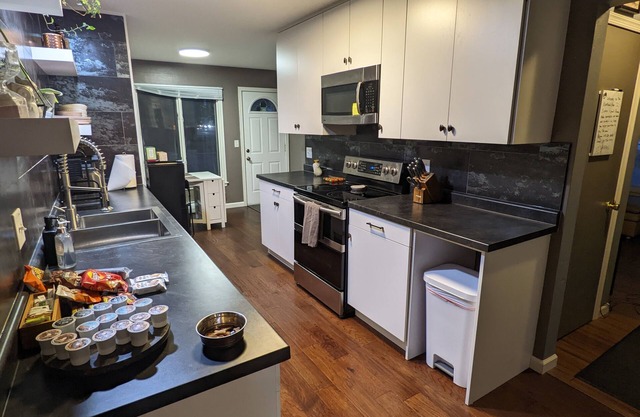 The Moorhead Place 2. Dog friendly, warm home near colleges and medical centers