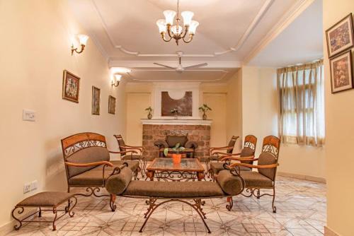 The Mountain Peak I Guaranteed Best Price I Vacations I Family Events I Pet friendly & Serviced Apts I Kasauli By ExoticStays
