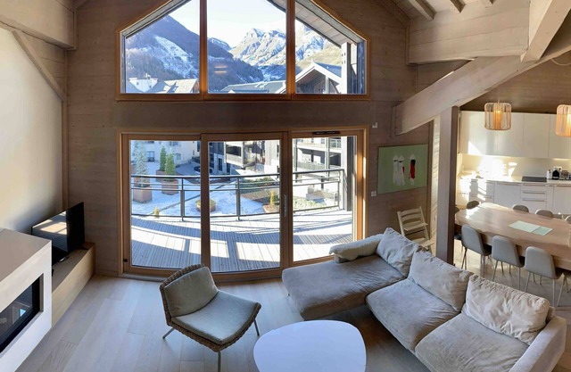 The Nánshān under-roof chalet: spacious, bright and ideally located in Auron.