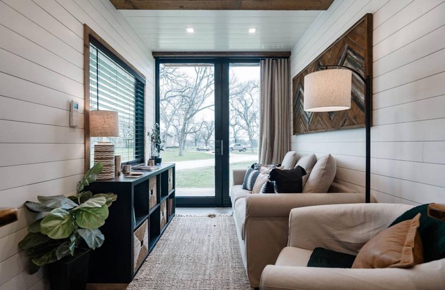 The Oaks Helm Model Container Home 12 min to Magnolia Market