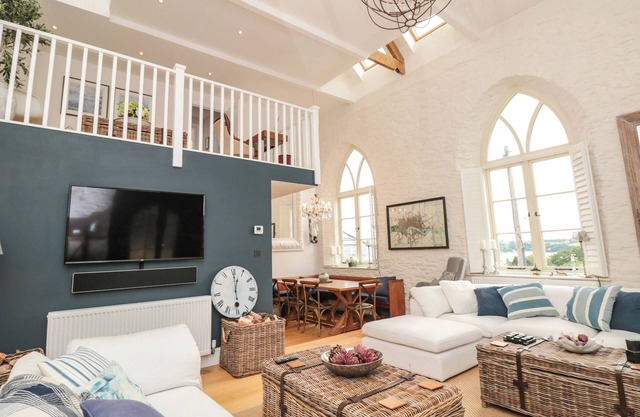 THE OLD CHAPEL, character holiday cottage in Dittisham