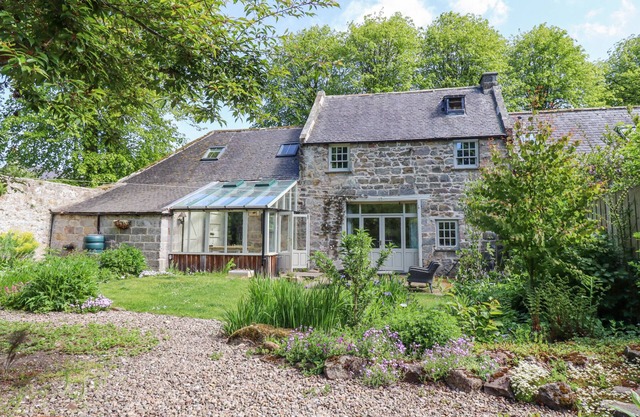 THE OLD COACH HOUSE, pet friendly, with open fire in Alnwick