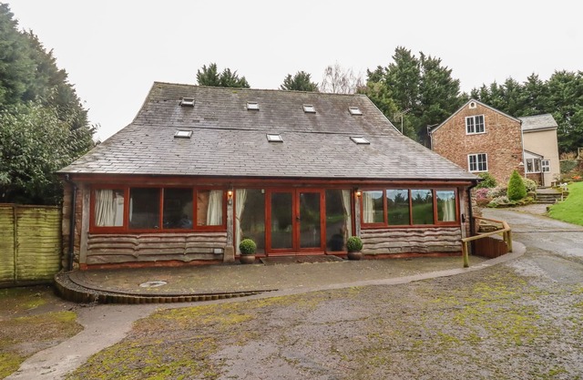 THE OLD STABLES, pet friendly, with a garden in Upton Bishop