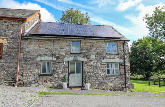 THE OLD WORKSHOP, pet friendly, country holiday cottage in Lampeter