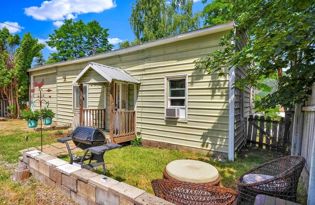 The Outback: Kellogg’s Bargain Bungalow – Cozy & Affordable w/Hot Tub