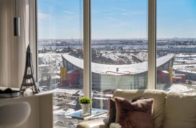 The Outlook - Calgary Tower & Stampede Views!