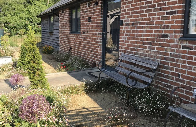The Parlour - Spectacular views, country walks, cozy nights, pet friendly.