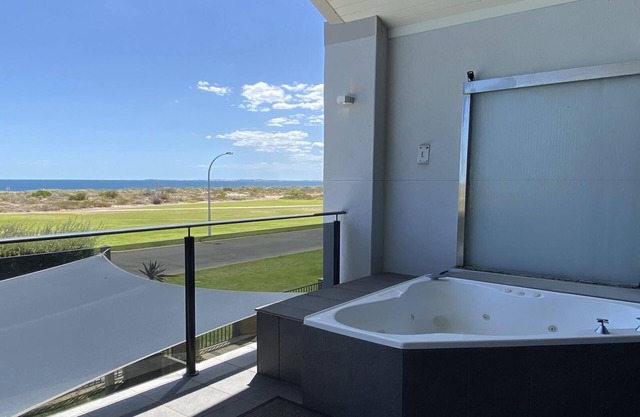The Pearl: 3 BR, 2 BA Apartment in Jurien Bay, Sleeps 6