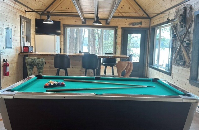 The Perch-Skywalk! Pet Friendly, 4-bedroom cabin on the Big Eau Pleine.